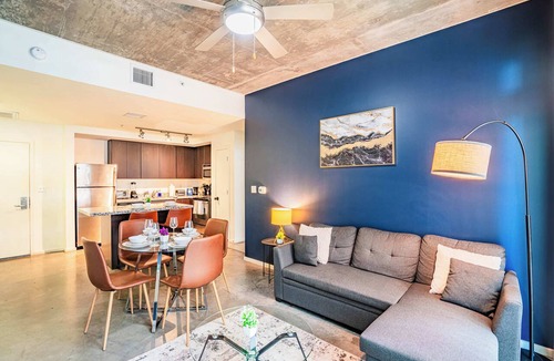 Evans Churchill Apartment | DT PHX Getaway with Balcony | Gym + Pool + Parking
