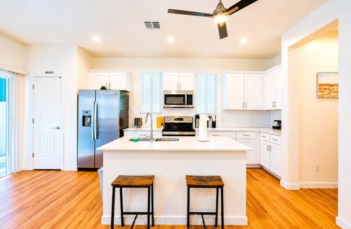 Encanto House | DT Phx Sleeps 16+ | 2 Cozy Homes 5-Min Walk Apart