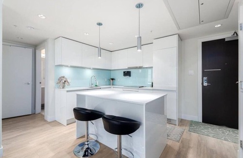 Victoria Park Apartment | DT Skyline Views | UG Parking | Mins to Saddledome