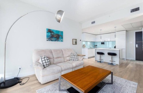 Victoria Park Apartment | DT Skyline Views | UG Parking | Mins to Saddledome