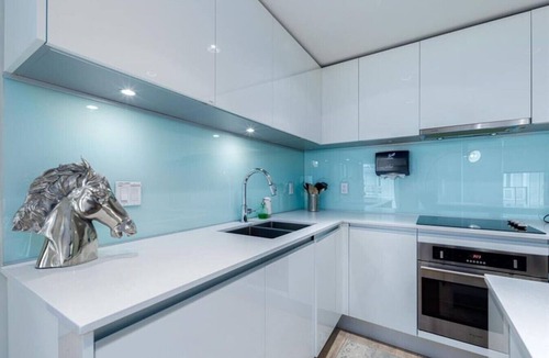 Victoria Park Apartment | DT Skyline Views | UG Parking | Mins to Saddledome
