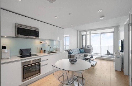Beltline Apartment | DT Views | AC | Pullout Couch | Mins to Saddledome
