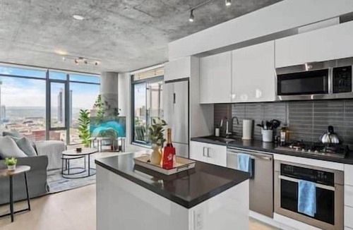 Connaught Apartment | DT Views |King Bed |Mins to Stampede | UG Parking