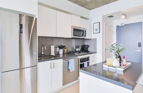 Connaught Apartment | DT Views |King Bed |Mins to Stampede | UG Parking