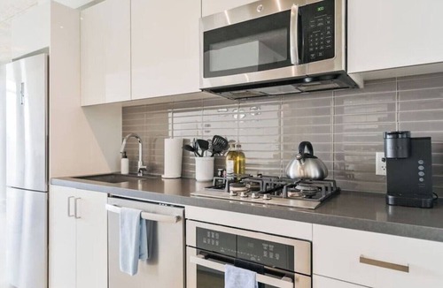 Connaught Apartment | DT Views |King Bed |Mins to Stampede | UG Parking
