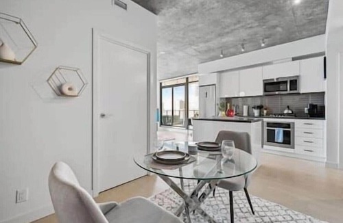 Connaught Apartment | DT Views |King Bed |Mins to Stampede | UG Parking