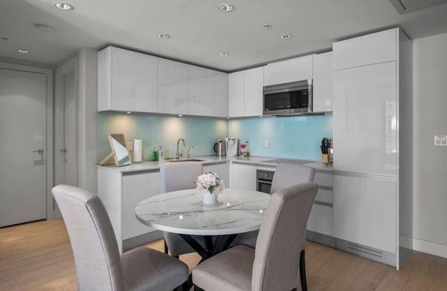 Victoria Park Apartment | DT Views | UG Parking | Central | AC | Pullout Bed