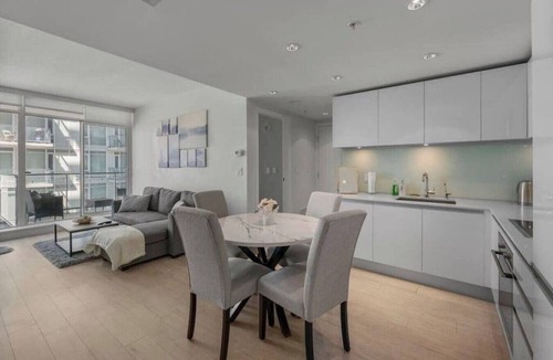 Victoria Park Apartment | DT Views | UG Parking | Central | AC | Pullout Bed