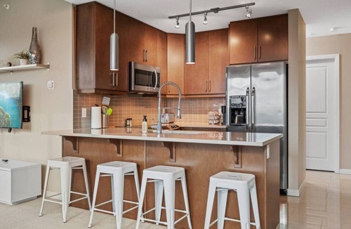 Victoria Park Apartment | DT Views | Walk to Saddledome| 2BR | UG Parking|AC