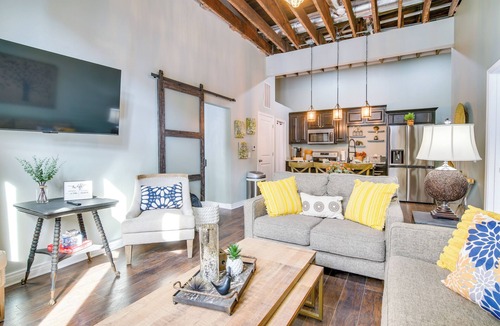 Monett Apartment | Dtwn Loft in the Heart of Monett: Pets Welcome!