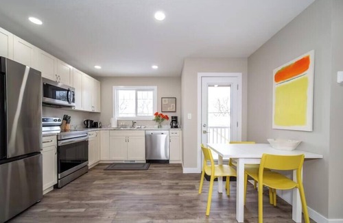 Whyte ave Apartment | Dual-Suite Getaway - Sleeps 12 - Whyte Ave - NFLX
