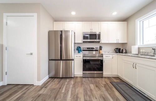 Whyte ave Apartment | Dual-Suite Getaway - Sleeps 12 - Whyte Ave - NFLX