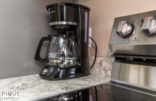 Whyte ave Apartment | Dual-Suite Getaway - Sleeps 12 - Whyte Ave - NFLX