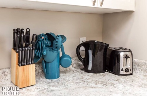 Whyte ave Apartment | Dual-Suite Getaway - Sleeps 12 - Whyte Ave - NFLX
