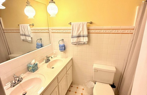 Dublin Bed & Breakfast | Dublin Farm - Stay in comfort at this beautiful 6-bedroom bed breakfast 1 King
