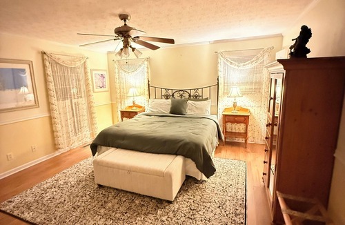 Dublin Bed & Breakfast | Dublin Farm - Stay in comfort at this beautiful 6-bedroom bed breakfast 1 Q Bed