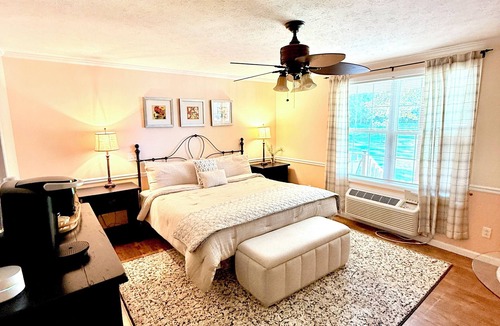 Dublin Bed & Breakfast | Dublin Farm - Stay in comfort at this beautiful 6-bedroom bed breakfast 1 Q Bed