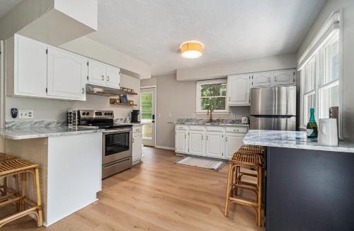 Grawn House | Duck Lake Escape, Dock, Game Room, Kayaks, 7 Beds, Close to Traverse City