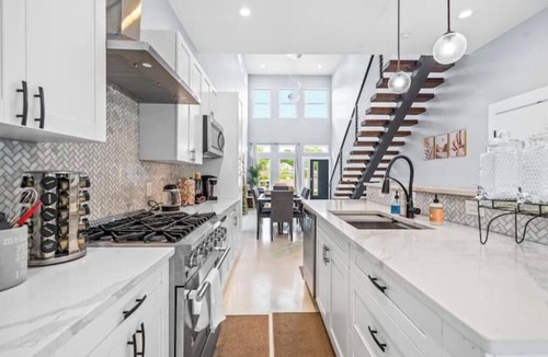 Durham House | Duke Downtown Chic Urban Getaway