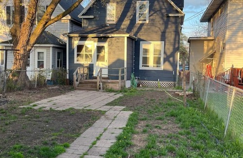 Superior House | Duluth Airshow weekend open! 3bd 1 bathroom.Dog friendly place! Fenced yard