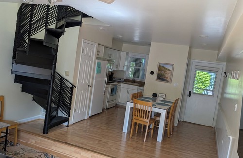 Country Club Estates House | "Dune Blossom" Townhouse w/pool - 3 blocks to beach - linens/pillows included
