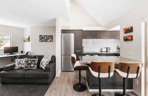 Mount Maunganui House | Dunes on Drury - Superb Mount Maunganui Duplex: 3-Level, 1-Min Walk to Main Beach & Town, Stunning Mount Drury Views, Balcony BBQ, Pet-Friendly