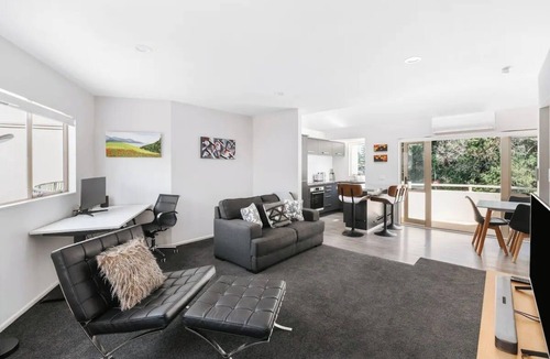 Mount Maunganui House | Dunes on Drury - Superb Mount Maunganui Duplex: 3-Level, 1-Min Walk to Main Beach & Town, Stunning Mount Drury Views, Balcony BBQ, Pet-Friendly
