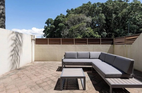 Mount Maunganui House | Dunes on Drury - Superb Mount Maunganui Duplex: 3-Level, 1-Min Walk to Main Beach & Town, Stunning Mount Drury Views, Balcony BBQ, Pet-Friendly
