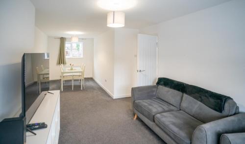 Dunstable House | Dunstable 3-Bed House Sleeps 6 Driveway Parking Near Town Centre & Transport Links Close to Whipsnade Zoo Ideal for Families & Contractors