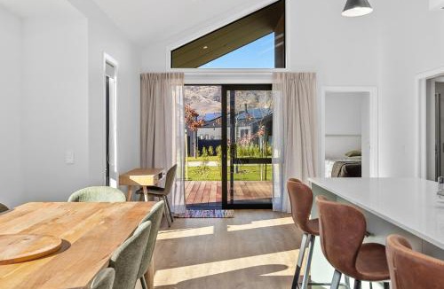 Lowburn House | Dunstan Haven - Cromwell Holiday Home