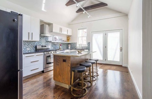 North Center Apartment | Duplex 3 Bed 2 Bath Apt Steps from Lincoln Square