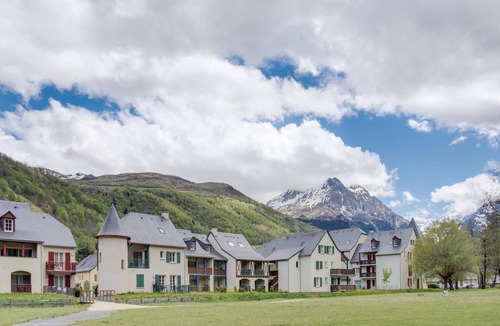 Peyragudes Apartment | Duplex Alpine Stay for 9, Loudenvielle