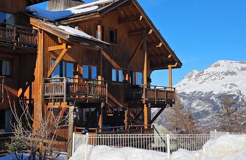 Puy-Saint-Vincent Apartment | Duplex des Ecrins T5, skiing at the foot of the slopes, hiking and nature in summer and winter