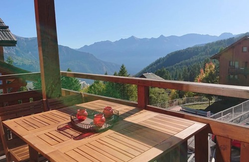 Puy-Saint-Vincent Apartment | Duplex des Ecrins T5, skiing at the foot of the slopes, hiking and nature in summer and winter