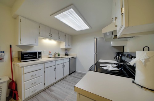 Lake Hills Cottage | Duplex Group Getaway 3 Mi to Dtwn Bellevue!