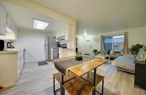 Lake Hills Cottage | Duplex Group Getaway 3 Mi to Dtwn Bellevue!