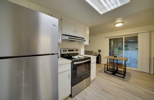 Lake Hills House | Duplex Group Getaway 3 Mi to Dtwn Bellevue!