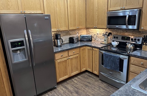 Lynden House | Duplex with A/C on quiet street close to dining, shopping, hospitals & mountains
