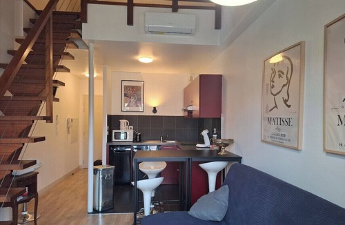 Les Grands Carmes Apartment | Duplex with balcony by the République tram stop