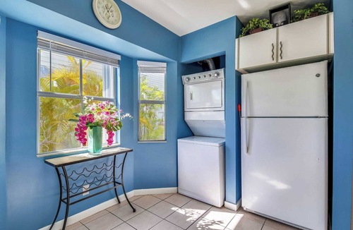 Uptown - Upper Duval Cottage | Duval Sea Turtle by Avantstay Great Location Close to Shops Shared Pool!