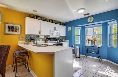 Uptown - Upper Duval Cottage | Duval Sea Turtle by Avantstay Great Location Close to Shops Shared Pool!