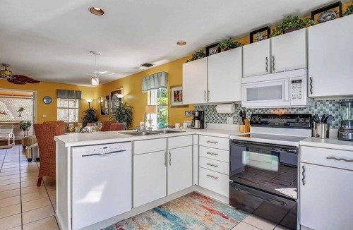 Uptown - Upper Duval Cottage | Duval Sea Turtle by Avantstay Great Location Close to Shops Shared Pool!