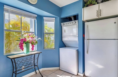 Uptown - Upper Duval Cottage | Duval Sea Turtle by Avantstay Great Location Close to Shops Shared Pool!