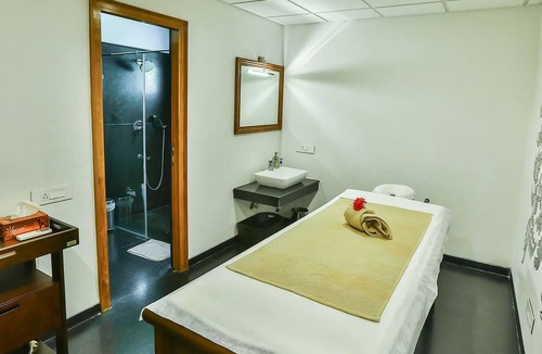 Perumal Kovil Pathy Hotel | Dvara Siruvani