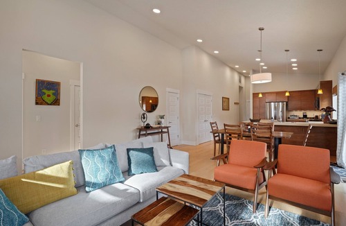 Southern Crossing House | Dwell 30 Day Minimum- Modern & Peaceful, Walk to Old Mill, New and Lovely, AC