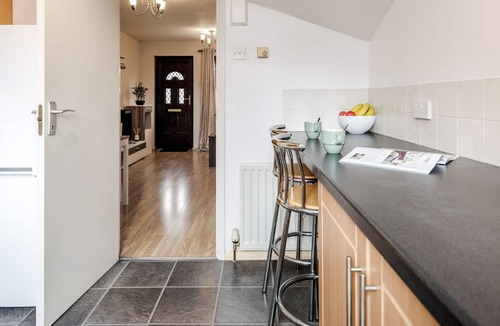 Roding House | Dwellers Delight Living Serviced Accommodation ★ 2 Bed House ★Woodford, London.