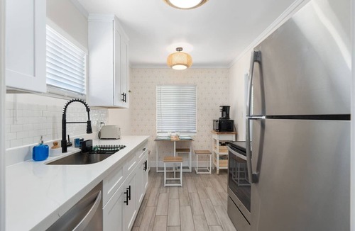 Garfield House | Dwntwn PHX 1 King Bed, yard oasis 8 mins 2 airport