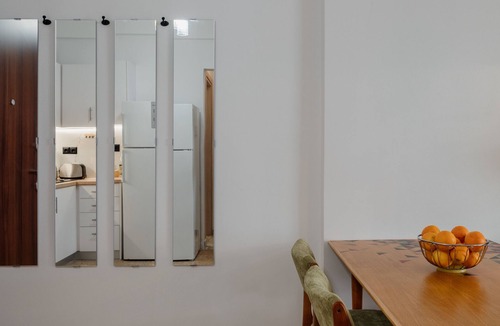 Ampelokipoi Apartment | Dylan- Luminous Downtown Chic