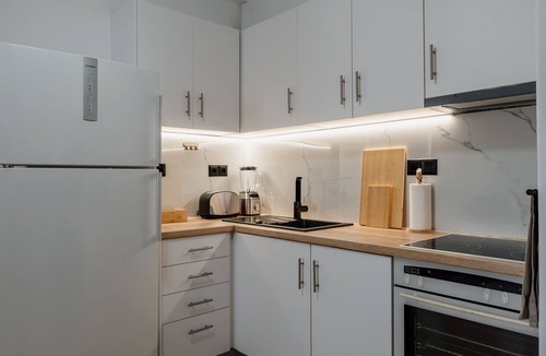 Ampelokipoi Apartment | Dylan- Luminous Downtown Chic