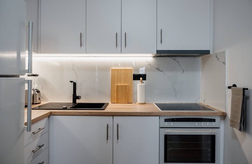 Ampelokipoi Apartment | Dylan- Luminous Downtown Chic